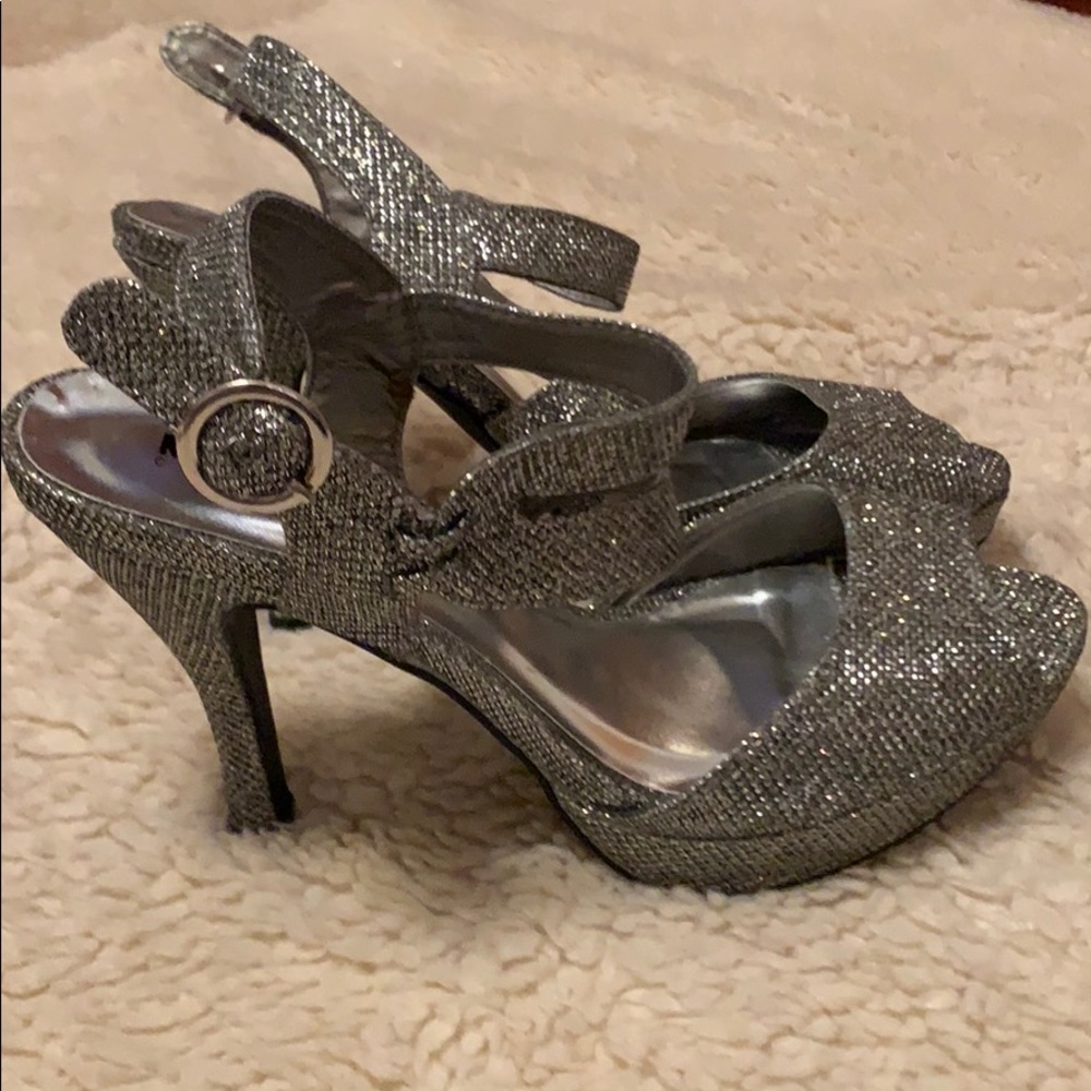 Beautiful and in great shape. 4 inch heel